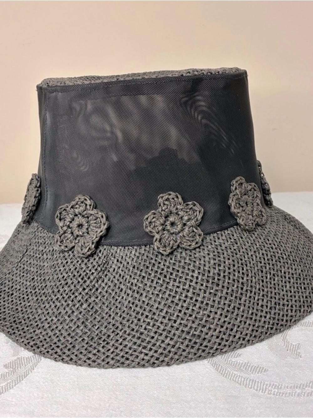 🖤 VTG Heaslip Black Woven Mesh Bucket Sun Hat w/ Raised Crocheted Flowers (M) - Picture 3 of 5